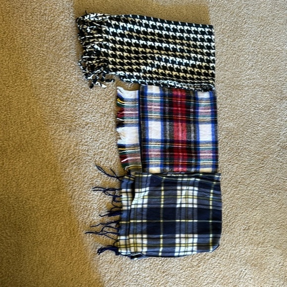 Lot of scarfs - Picture 1 of 4